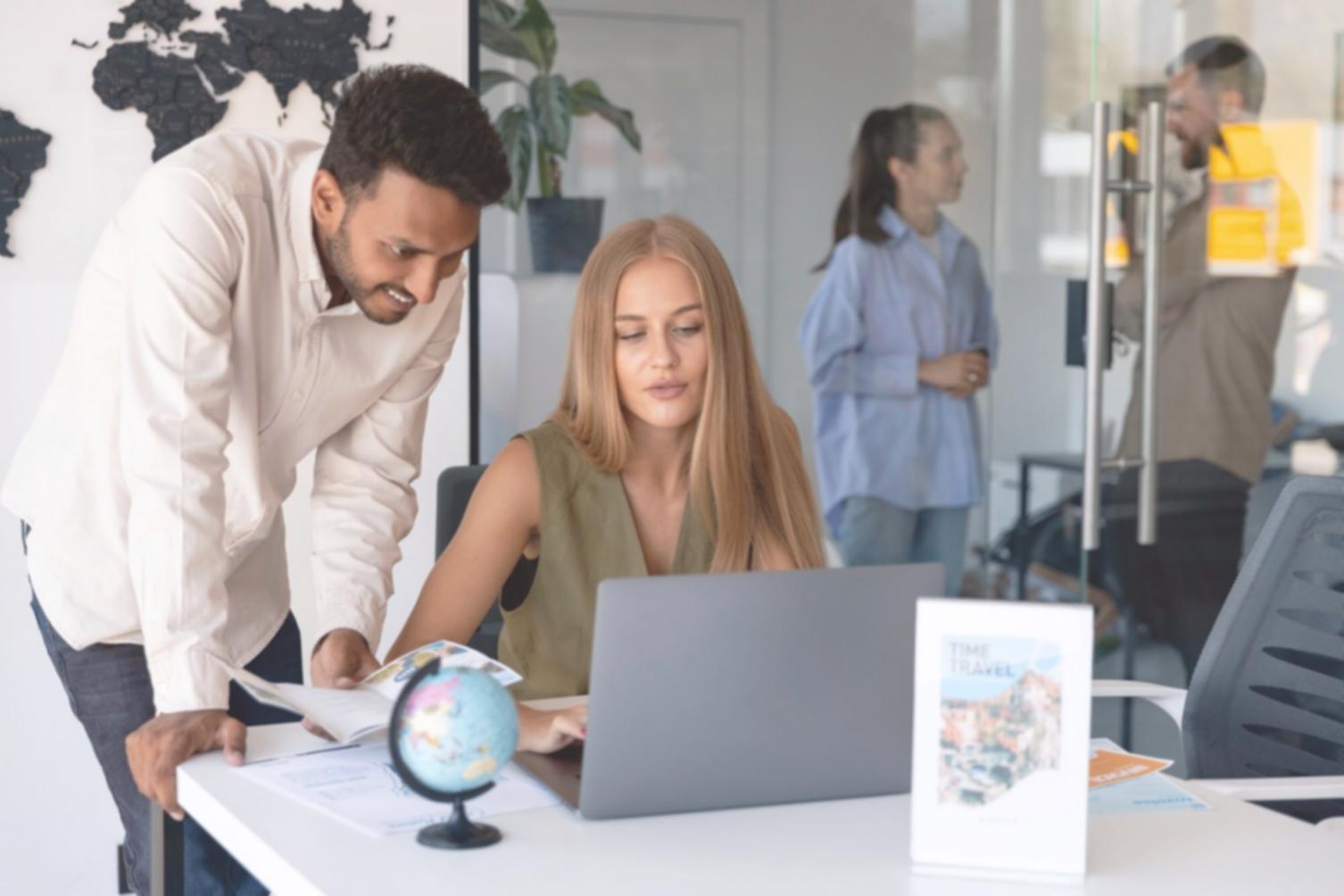 Sesión de análisis financiero con clientes en oficina elytronova